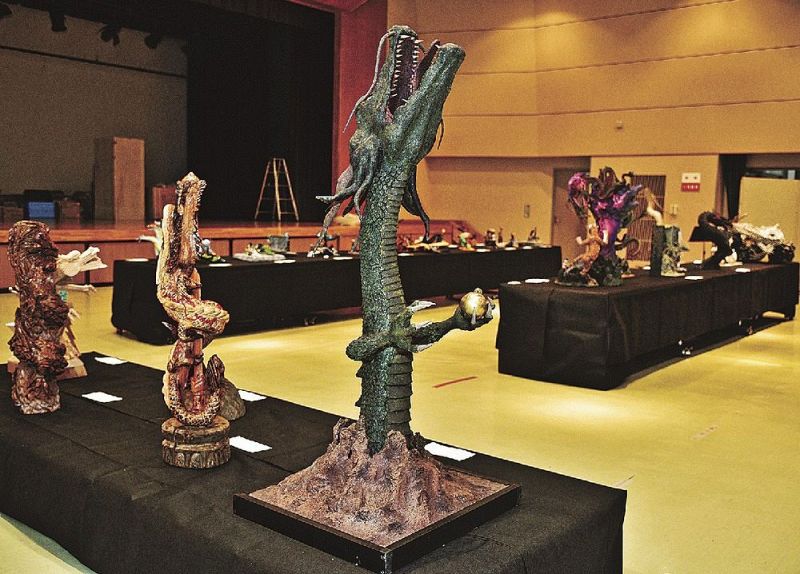 大ホールに展示された作品の数々（和歌山県田辺市龍神村安井で）