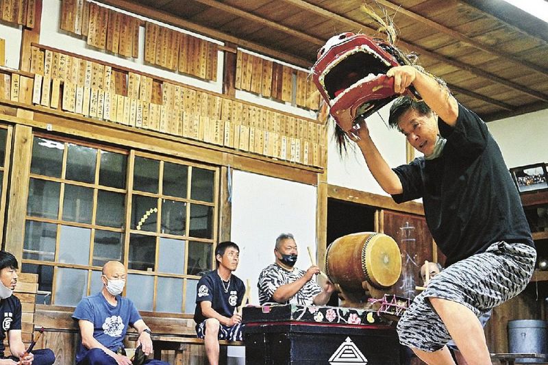 獅子頭を持って稽古をする芳流館互盟社のメンバー（和歌山県古座川町高池で）