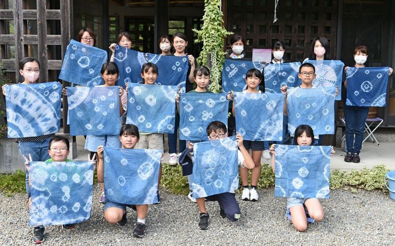 出来上がった作品を持つ児童と保護者（和歌山県田辺市龍神村小家で）