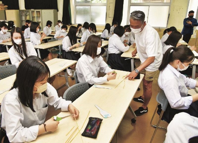 麦わらをはさみで切り、ストローを作る熊野高校Ｋｕｍａｎｏサポーターズリーダー部員（和歌山県上富田町朝来で）