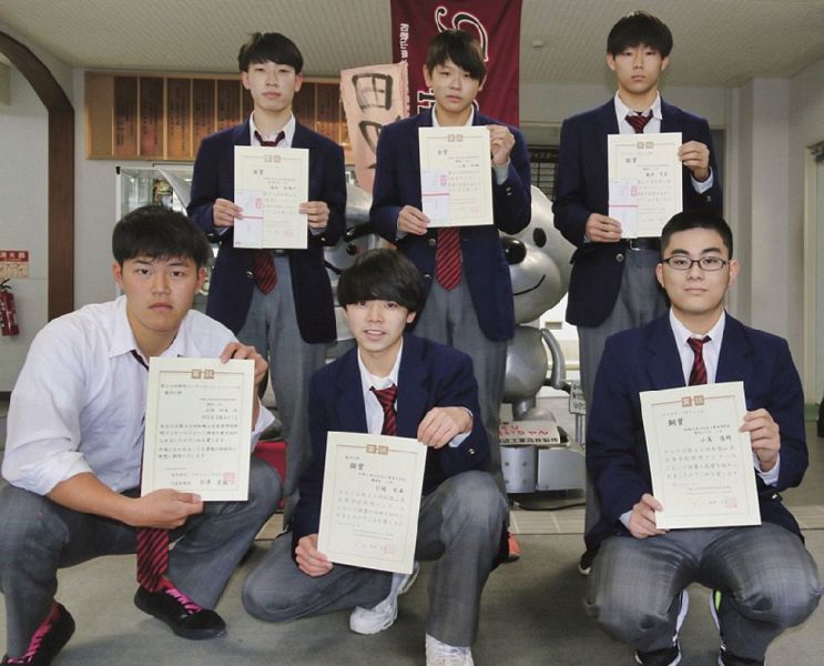 田辺工業高校で金・銀・銅、特別賞の受賞者。小倉絃暉君（後列中央）、森本秀優斗君（後列左）、藤本覧真君（後列右）、小嶌優綺君（前列右）、打越紀希君（前列中央）、津呂温友君（前列左）