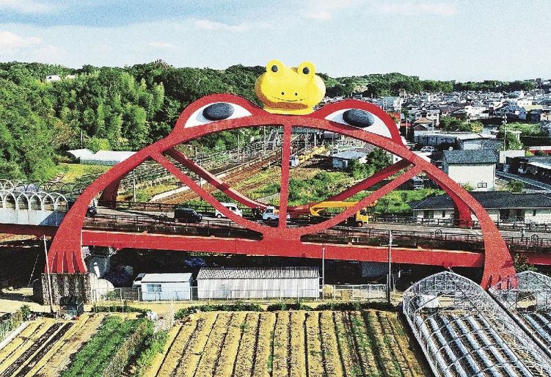 黄色いカエルがきれいになった「かえる橋」（和歌山県印南町印南で）
