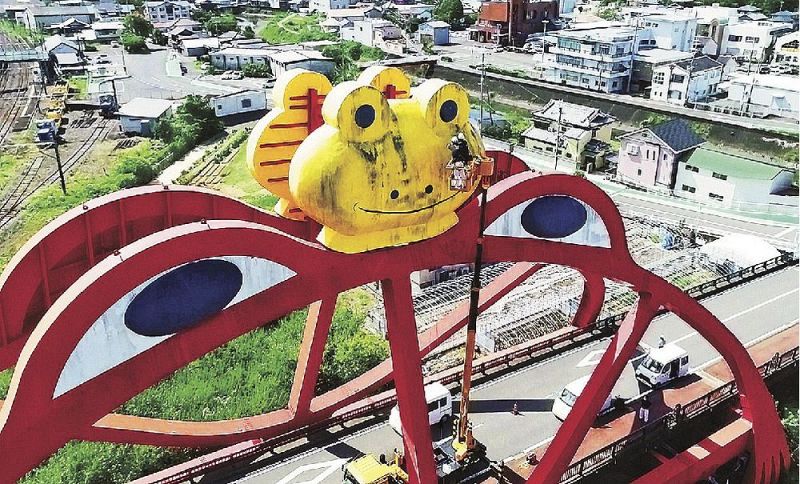 高圧洗浄機で汚れを落とす作業