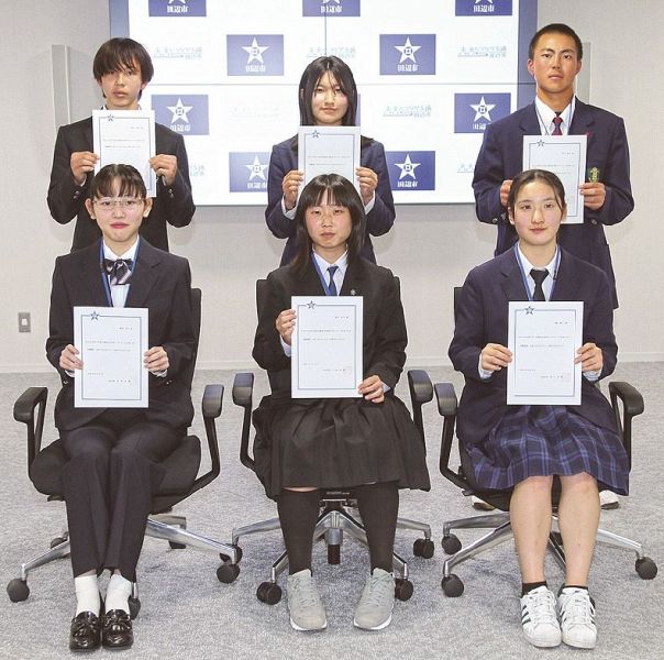 高校生レポーターに委嘱された生徒（和歌山県田辺市役所で）