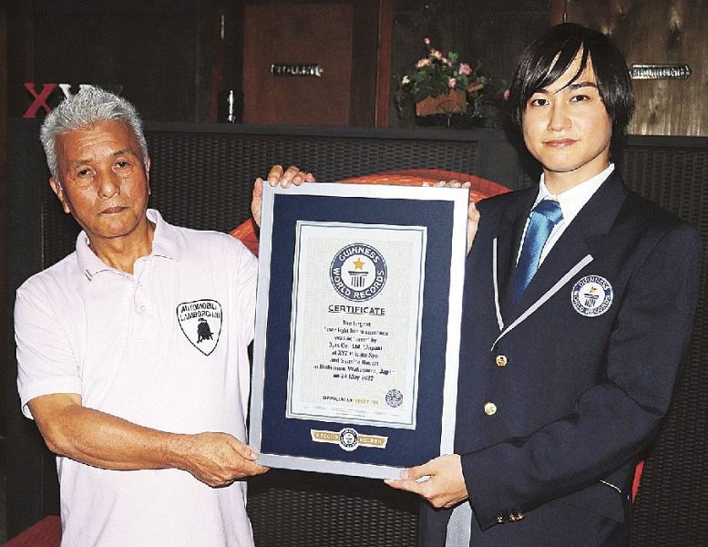 桐村和由さん（右）から公式認定証を受け取る金田紀彦社長＝２４日、和歌山県白浜町椿で