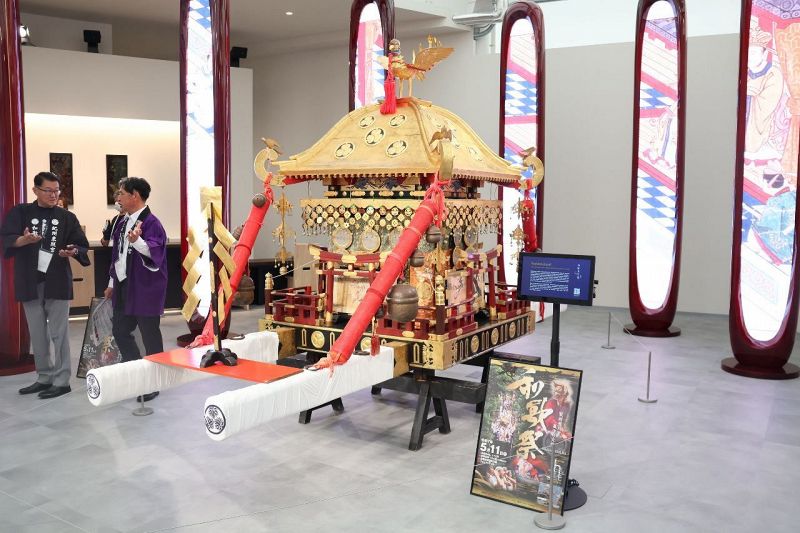 開幕した大阪・関西万博の「和歌山ゾーン」のオープニングで展示された「和歌祭」の大みこし（13日、大阪市で）