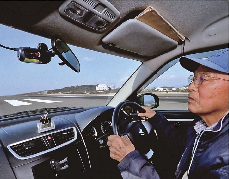 車両のフロントガラスに設置したドライブレコーダーで滑走路上を撮影する（白浜町の南紀白浜空港で）