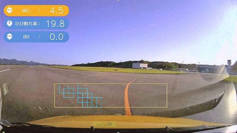ドライブレコーダーの画像。中央下の小さい四角は、ひび割れを検知したことを意味している（ＮＥＣ提供）