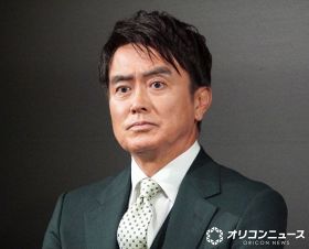 石黒賢、緑のスーツで登場　最近の“投資