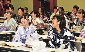 浴衣涼しげ笑顔咲く　田辺市本宮で新成人祝う会