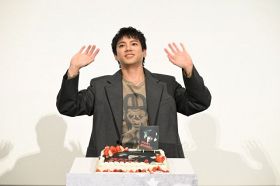 山田裕貴、映画『爆弾』興収25億円突破に感謝も「まだまだ足りない」　サプライズケーキに警戒するあまり“プチ”ハプニング