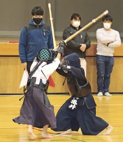 １０人が３部で熱戦／串本年始少年剣道大会