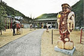 大黒天やトラが出迎え　店舗前にカービング作品６点