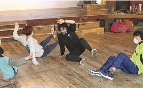 住民が楽しくダンス　振付師の木皮さんが指導