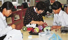 色とりどり紀州てまり／明洋中　家庭科部員が制作