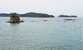神島を望む田辺湾の海域（和歌山県田辺市新庄町で）