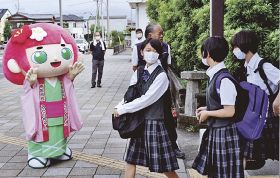 南部高校で一斉登校／南部駅前　マスコットキャラが出迎え