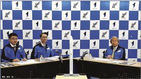 会見で打ち上げに向けたこれまでの経緯や決意を述べるスペースワンの豊田正和社長（右）＝１５日
