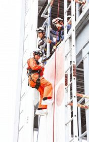 救助訓練に挑戦、富田中生徒