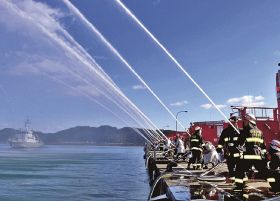 海に向かって一斉放水／串本町出初め式／消防団員の表彰も