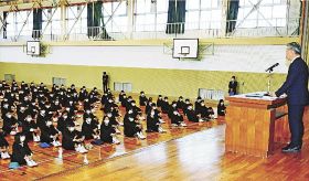 小中学校で修了式　新型コロナで３週間ぶりの登校