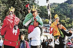 色鮮やかな衣装に身を包んだ稚児の行列（写真はいずれも串本町大島で）