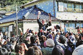 化粧をした「商人」がそろばんを手に紙吹雪を散らして盛り上げた