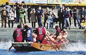 櫂伝馬競漕で勝利した「鶽」の船