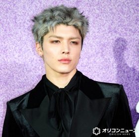 ＆TEAM・MAKI、狼イメージスタイルでレッドカーペットに登場　シルバーヘアで艶めくベルベットのスーツ身にまとう