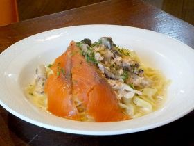 大きなスモークサーモンを２枚のせている