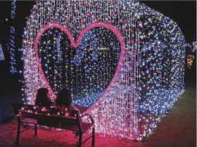 フォトスポットとして人気のハート形のトンネル（和歌山県串本町くじの川で）