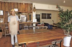 靴を脱いでくつろいで過ごせるカフェの店内（和歌山県串本町潮岬で）