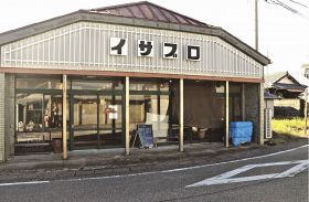 かつてスーパーマーケットだったカフェ店舗