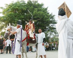 流鏑馬式で、馬上から矢を放つ児童（２５日、和歌山県田辺市東陽の闘雞神社で）