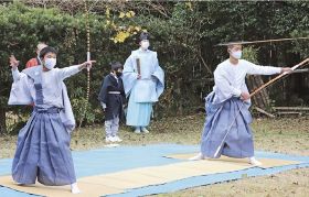 矢を放って祈願／串本／潮御崎神社で御弓式