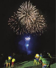 熊野川河川敷から打ち上げられた花火（和歌山県田辺市本宮町伏拝で）