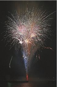 見老津漁港から打ち上げられた花火（和歌山県すさみ町見老津で）