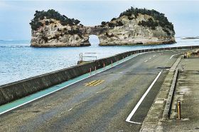 聖火リレーの白浜町コースになる県道。名勝・円月島のすぐそばを通る