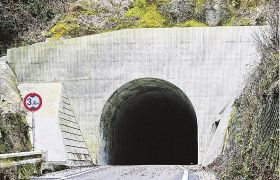 約９年ぶりに通行できるようになった市道近露福定線の「逢坂隧道」（和歌山県田辺市中辺路町で）