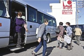 車から降りて買い物に向かうお年寄り（和歌山県串本町串本で）