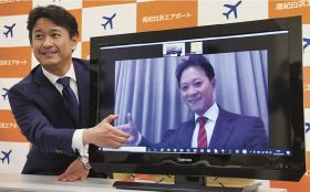 画面越しに握手するポーズを取る南紀白浜エアポートの岡田信一郎社長（左）と「みらいワークス」の岡本祥治社長＝３日、和歌山県白浜町で