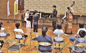 クラシックを楽しむ／龍神小　指揮体験にドキドキ