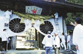 大しめ縄かけ替え／本宮大社の神門／師走点描