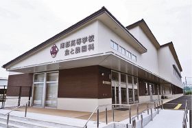 梅加工や製パン、製菓、販売などの実習室が入る南部高校食と農園科の実習棟（和歌山県みなべ町芝で）