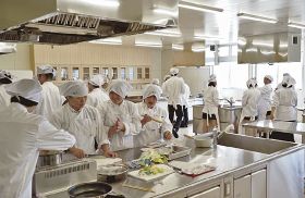 食と農園科では２学期から、生徒たちが施設を使って実習している