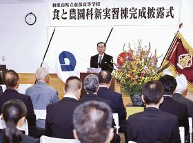 完成披露式であいさつする浜野仁孝校長（４日、和歌山県みなべ町芝で）