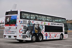 背面に和歌山県をＰＲするデザインが施された「ＪＡＬ×ガンダム　レストランバス」
