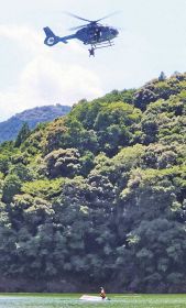 県警ヘリで孤立者を救出する訓練（和歌山県古座川町佐田で）