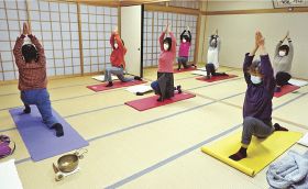 ヨガで気持ち明るく　龍神村商工会が初の体験教室