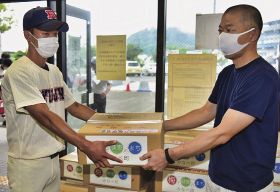 高校野球和歌山大会　出場校に梅干し贈る／みなべの生産者ら